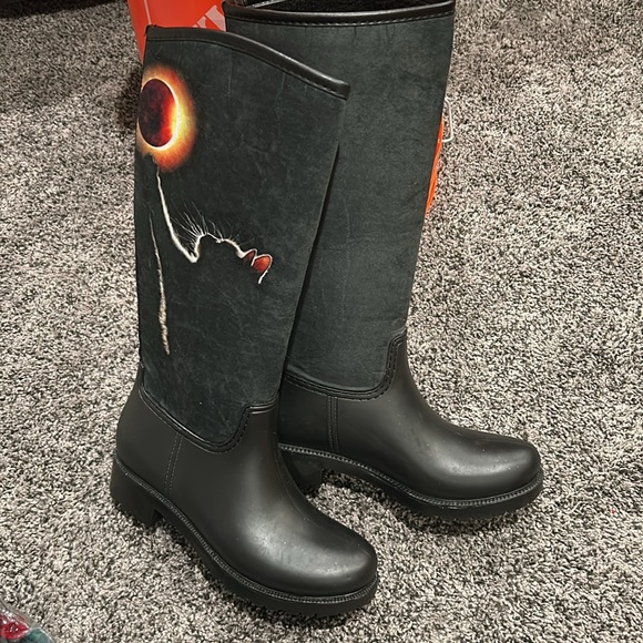 Cat Reaching Full Moon Grap Black Rain Boots - Picture 2 of 16